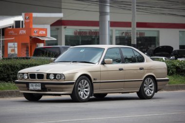 Chiang Mai, Tayland - 19 Haziran 2018: Özel araba. BMW 525. Fotoğrafa yol no.1001 8 km şehir merkezine Chiangmai, Tayland.