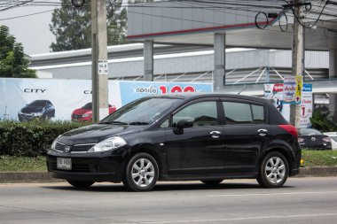 Chiang Mai, Tayland - 19 Haziran 2018: Özel araba, Nissan Tiida. Fotoğraf Road Hayır 121 hakkında 8 km şehir merkezine Chiangmai, Tayland.