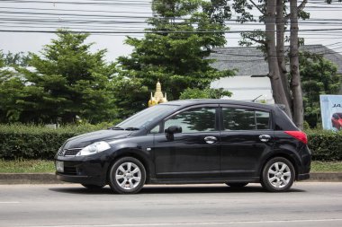 Chiang Mai, Tayland - 19 Haziran 2018: Özel araba, Nissan Tiida. Fotoğraf Road Hayır 121 hakkında 8 km şehir merkezine Chiangmai, Tayland.