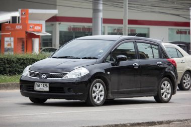 Chiang Mai, Tayland - 19 Haziran 2018: Özel araba, Nissan Tiida. Fotoğraf Road Hayır 121 hakkında 8 km şehir merkezine Chiangmai, Tayland.