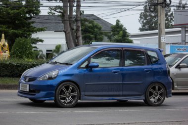 Chiang Mai, Tayland - 19 Haziran 2018: Özel şehir araba Honda Jazz. 5 kapı hatchback otomobil. Yol no.121 şehir merkezine Chiangmai Tayland hakkında 8 km, fotoğraf.