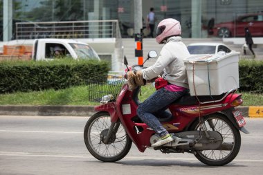 Chiang Mai, Tayland - 19 Haziran 2018: Özel motosiklet, Honda Dream. Fotoğrafa yol no.121 8 km şehir merkezine Chiangmai, Tayland.