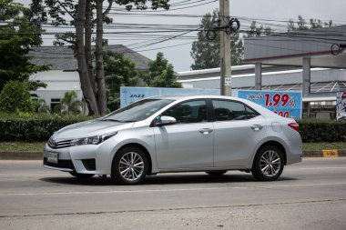 Chiang Mai, Tayland - 19 Haziran 2018: Özel otomobil, Toyota Corolla Altis. Onbirinci nesil. Yol no.1001, Chiangmai şehir merkezine 8 km.