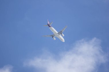 Chiangmai, Tayland - 30 Haziran 2018: Hs-Txc Airbus A320-200 Tay gülümsemek hava yolu. Bangkok Suvarnabhumi için Chiangmai Havaalanı'ndan çıkar.