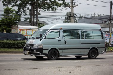 Chiangmai, Tayland - 19 Haziran 2018: özel okul van (Beyaz Toyota Van). Fotoğrafa yol no.121 8 km şehir merkezine Chiangmai, Tayland.