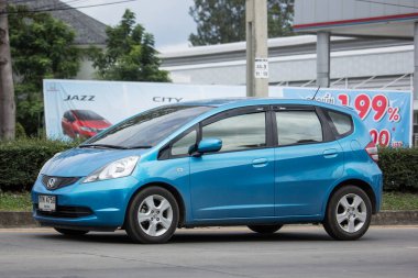 Chiangmai, Tayland - 21 Haziran 2018: Özel şehir araba Honda Jazz. 5 kapı hatchback otomobil. Yol no.121 şehir merkezine Chiangmai Tayland hakkında 8 km, fotoğraf.