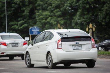 Chiangmai, Tayland - 21 Haziran 2018: Özel araba Toyota Prius hibrid sistemi. Yol no.1001 Chiangmai iş alanı 8 km.