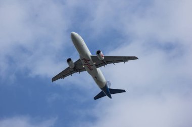 Chiangmai, Tayland - 6 Temmuz 2018: Hs-Abt Airbus A320-200 Tay Airasia. Khon kaen Chiangmai Havaalanı'ndan çıkar.