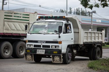 Chiangmai, Tayland - 21 Haziran 2018: Özel Isuzu Damperli kamyon. Yol no.1001 Chiangmai iş alanı 8 km.