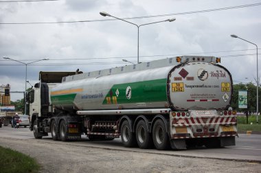Chiangmai, Tayland - 21 Haziran 2018: Yağ tankı Hod Tarım Kooperatifi, Volvo römork kamyon. Yol no.1001 Chiangmai iş alanı 8 km.