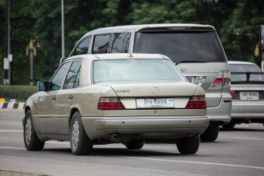 Chiangmai, Tayland - 21 Haziran 2018: Özel eski araba Mercedes Benz 220e. Yol no.1001 şehir merkezine Chiangmai Tayland hakkında 8 km, fotoğraf.
