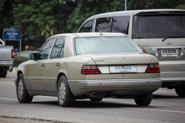 Chiangmai, Tayland - 21 Haziran 2018: Özel eski araba Mercedes Benz 220e. Yol no.1001 şehir merkezine Chiangmai Tayland hakkında 8 km, fotoğraf.