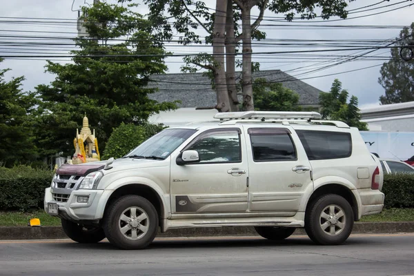 Chiangmai, Tayland - 21 Haziran 2018: Özel araba, Isuzu van Thairung Birliği araba ile değiştirin. Fotoğraf Road Hayır 121 hakkında 8 km şehir merkezine Chiangmai, Tayland.