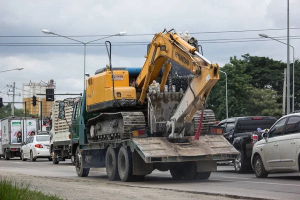 Chiangmai, Tayland - 21 Haziran 2018: Özel Hyundai ekskavatör kamyon. Yol no.1001, Chiangmai şehir merkezine 8 km.