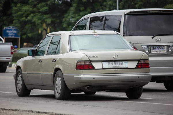 Chiangmai, Tayland - 21 Haziran 2018: Özel eski araba Mercedes Benz 220e. Yol no.1001 şehir merkezine Chiangmai Tayland hakkında 8 km, fotoğraf.