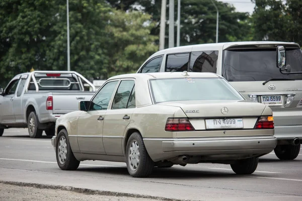 Chiangmai, Tayland - 21 Haziran 2018: Özel eski araba Mercedes Benz 220e. Yol no.1001 şehir merkezine Chiangmai Tayland hakkında 8 km, fotoğraf.
