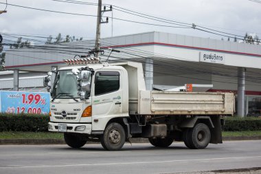 Chiangmai, Tayland - 21 Haziran 2018: Özel Hino damperli kamyon. Yol no.1001 Chiangmai iş alanı 8 km.