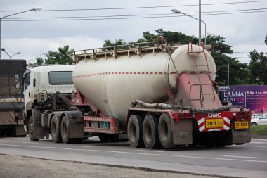 Chiangmai, Tayland - 21 Haziran 2018: Çimento kamyonu Cimc Logistic şirketi. Fotoğrafa yol no.121 8 km şehir merkezine Chiangmai, Tayland.