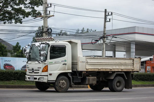 Chiangmai, Tayland - 21 Haziran 2018: Özel Hino damperli kamyon. Yol no.1001 Chiangmai iş alanı 8 km.