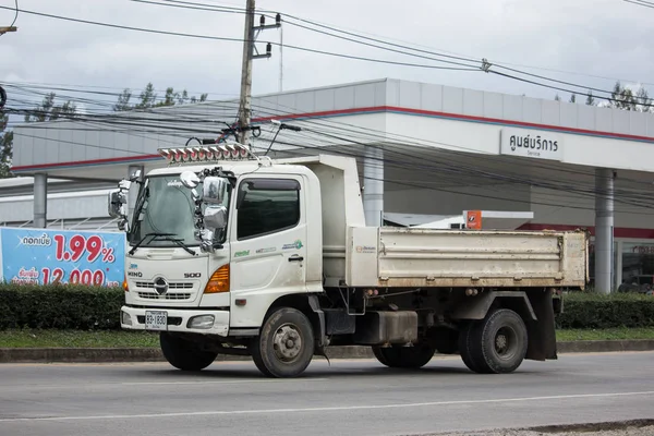 Chiangmai, Tayland - 21 Haziran 2018: Özel Hino damperli kamyon. Yol no.1001 Chiangmai iş alanı 8 km.