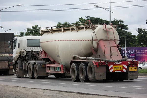 Chiangmai, Tayland - 21 Haziran 2018: Çimento kamyonu Cimc Logistic şirketi. Fotoğrafa yol no.121 8 km şehir merkezine Chiangmai, Tayland.