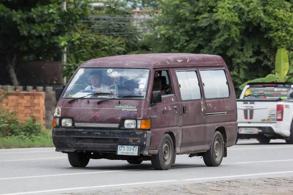 Chiangmai, Tayland - 28 Haziran 2018: Özel Mitsubishi Delica eski Van araba. Yol no.1001, Chiangmai şehir merkezine 8 km.