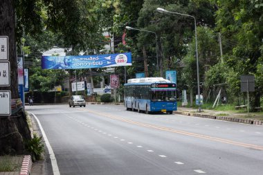 Chiangmai, Tayland - 10 Temmuz 2018: Yol Doi Suthep Tapınağı. Yeşil yol Chiangmai Üniversitesi yan.