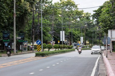 Chiangmai, Tayland - 10 Temmuz 2018: Yol Doi Suthep Tapınağı. Yeşil yol Chiangmai Üniversitesi yan.