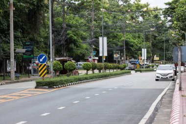 Chiangmai, Tayland - 10 Temmuz 2018: Yol Doi Suthep Tapınağı. Yeşil yol Chiangmai Üniversitesi yan.