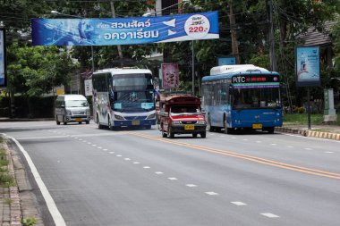 Chiangmai, Tayland - 10 Temmuz 2018: Yol Doi Suthep Tapınağı. Yeşil yol Chiangmai Üniversitesi yan.