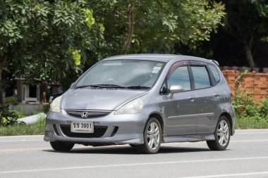 Chiangmai, Tayland - 28 Haziran 2018: Özel şehir araba Honda Jazz. 5 kapı hatchback otomobil. Yol no.121 şehir merkezine Chiangmai Tayland hakkında 8 km, fotoğraf.