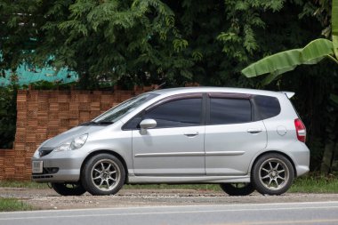 Chiangmai, Tayland - 28 Haziran 2018: Özel şehir araba Honda Jazz. 5 kapı hatchback otomobil. Yol no.121 şehir merkezine Chiangmai Tayland hakkında 8 km, fotoğraf.