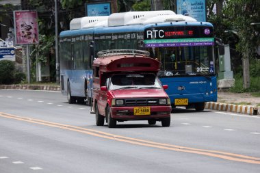 Chiangmai, Tayland - 10 Temmuz 2018: Doi Suthep tapınağa kırmızı taksi yolda. Yeşil yol Chiangmai Üniversitesi yan.