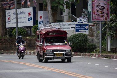 Chiangmai, Tayland - 10 Temmuz 2018: Doi Suthep tapınağa kırmızı taksi yolda. Yeşil yol Chiangmai Üniversitesi yan.