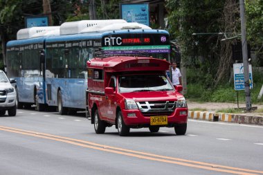 Chiangmai, Tayland - 10 Temmuz 2018: Doi Suthep tapınağa kırmızı taksi yolda. Yeşil yol Chiangmai Üniversitesi yan.