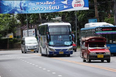 Chiangmai, Tayland - 10 Temmuz 2018: Doi Suthep tapınağa kırmızı taksi yolda. Yeşil yol Chiangmai Üniversitesi yan.