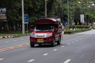 Chiangmai, Tayland - 10 Temmuz 2018: Doi Suthep tapınağa kırmızı taksi yolda. Yeşil yol Chiangmai Üniversitesi yan.