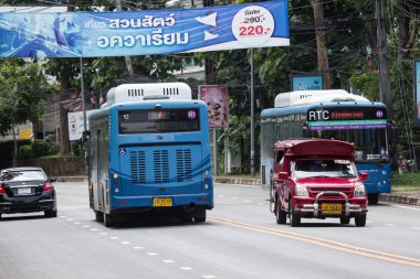 Chiangmai, Tayland - 10 Temmuz 2018: Doi Suthep tapınağa kırmızı taksi yolda. Yeşil yol Chiangmai Üniversitesi yan.