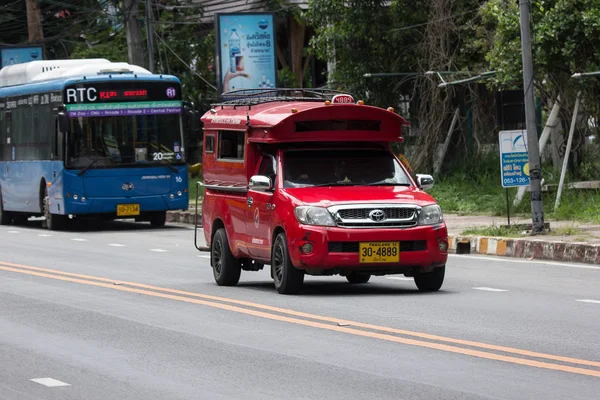 Chiangmai, Tayland - 10 Temmuz 2018: Doi Suthep tapınağa kırmızı taksi yolda. Yeşil yol Chiangmai Üniversitesi yan.