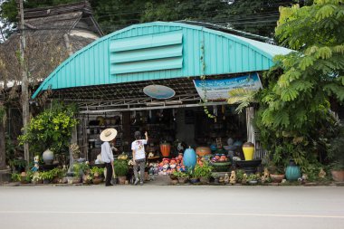 Chiangmai, Tayland - 13 Temmuz 2018: Kam Tieng ağaç Pazar. Büyük ağaç Market Chiangmai City.