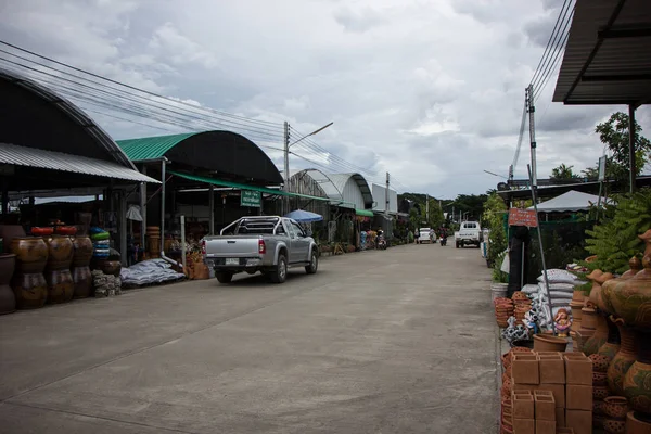 Chiangmai, Tayland - 13 Temmuz 2018: Kam Tieng ağaç Pazar. Büyük ağaç Market Chiangmai City.