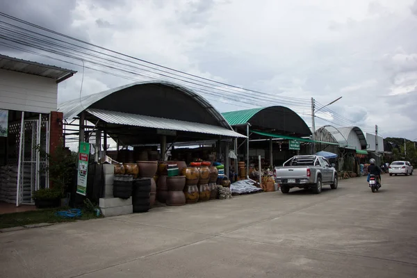 Chiangmai, Tayland - 13 Temmuz 2018: Kam Tieng ağaç Pazar. Büyük ağaç Market Chiangmai City.