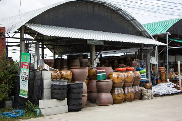 Chiangmai, Tayland - 13 Temmuz 2018: Kam Tieng ağaç Pazar. Büyük ağaç Market Chiangmai City.