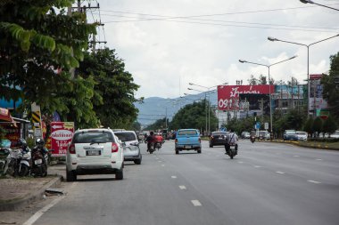 Chiangmai, Tayland - 13 Temmuz 2018: Araba ve şehir Otoban yolu üzerinde trafik. Fotoğraf Road'da yok 1001 yaklaşık 5 km şehir merkezine Chiangmai Tayland.