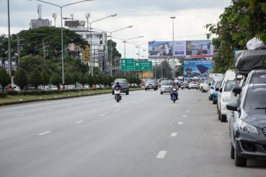 Chiangmai, Tayland - 13 Temmuz 2018: Araba ve şehir Otoban yolu üzerinde trafik. Fotoğraf Road'da yok 1001 yaklaşık 5 km şehir merkezine Chiangmai Tayland.