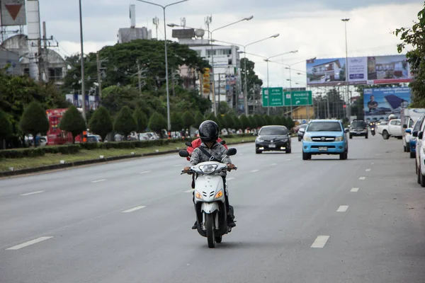 Chiangmai, Tayland - 13 Temmuz 2018: Araba ve şehir Otoban yolu üzerinde trafik. Fotoğraf Road'da yok 1001 yaklaşık 5 km şehir merkezine Chiangmai Tayland.