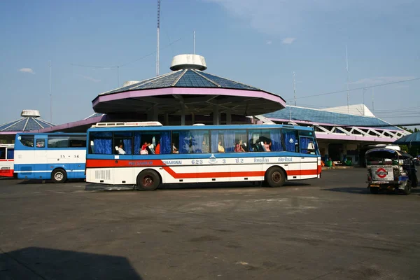 2008年4月27日 Vintour 公司巴士 路线彭世洛和清迈 在清迈公共汽车站的照片 — 图库照片