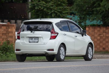 Chiangmai, Tayland - 28 Haziran 2018: Özel yeni Eko araba Nissan Note. Yol no.1001 Chiangmai şehir merkezine 8 km.