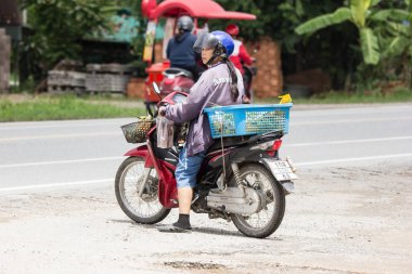 Chiangmai, Tayland - 28 Haziran 2018: Özel Honda dalga motosiklet. Yol no.1001 Chiangmai şehir merkezine 8 km.