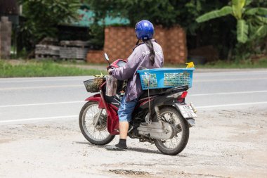 Chiangmai, Tayland - 28 Haziran 2018: Özel Honda dalga motosiklet. Yol no.1001 Chiangmai şehir merkezine 8 km.